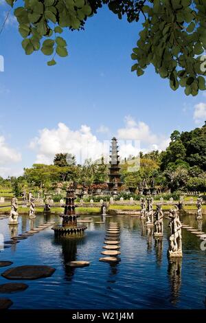 Tirta Gangga acqua Palace è un labirinto di piscine e fontane e circondati da un lussureggiante giardino e di sculture in pietra e statue. Si trova a Karangasem, Bali. Foto Stock