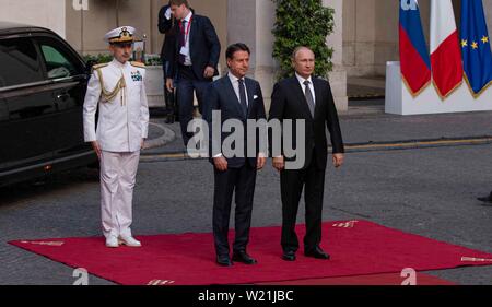 I presidentei Vladimir Putin ( Russia ) e Giuseppe Conte ( Italia ) si incontrano a Roma presso Palazzo Chigi- Presidenti Vladimir Putin (Russia) e Foto Stock