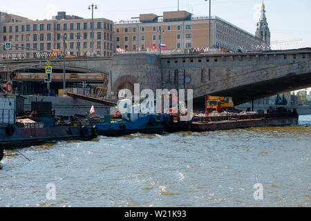 Mosca, Russia - 6 Maggio 2019: vista della ricostruzione del Bolshoy Moskvoretsky Bridge in un giorno di estate Foto Stock