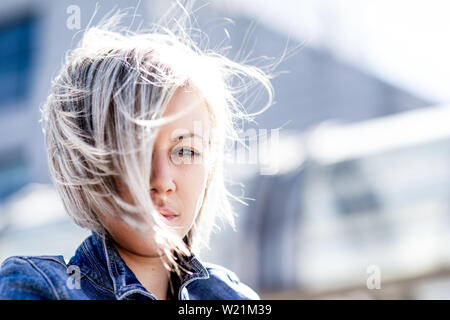 Ritratto di una ragazza con i capelli corti. Aspetto misterioso. Bella donna moderna. Foto Stock