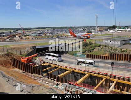 L'aeroporto London Luton, Regno Unito. Lo scavo per il nuovo DART rail link. Mostra anche la strada di accesso principale al di sotto dell aeroporto di rullaggio con Easyjet piano passante. Foto Stock