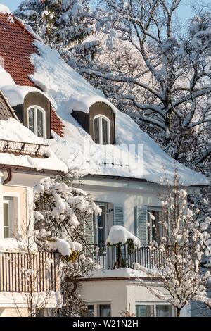 Sul tetto della casa con la neve, il pericolo di valanghe sul tetto, Monaco di Baviera, Baviera, Baviera, Germania Foto Stock