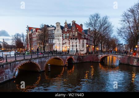 Canal al crepuscolo, Keizersgracht e Leidsegracht ponti e canali di Amsterdam, Olanda Settentrionale, Paesi Bassi Foto Stock