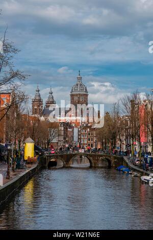 Vista da un ponte in Oudezijds Voorburgwal lungo il canale e il Sint Nicolaaskerk, Sankt Nikolas-Kirche, Amsterdam, Olanda Settentrionale, Paesi Bassi Foto Stock