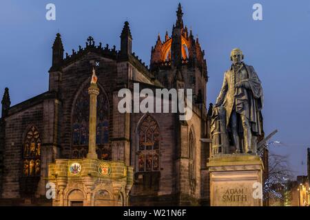 Adam Smith monumento Gotico, la Cattedrale di St Giles al crepuscolo, Edimburgo, Scozia, Regno Unito Foto Stock