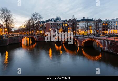 Canal al crepuscolo, Keizersgracht e Leidsegracht ponti e canali di Amsterdam, Olanda Settentrionale, Paesi Bassi Foto Stock