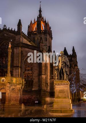 Adam Smith monumento Gotico, la Cattedrale di St Giles al crepuscolo, Edimburgo, Scozia, Regno Unito Foto Stock