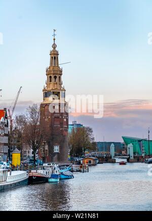 Antica torre Montelbaanstoren, Oudeschans, canal con barche, Amsterdam, Olanda Settentrionale, Paesi Bassi Foto Stock