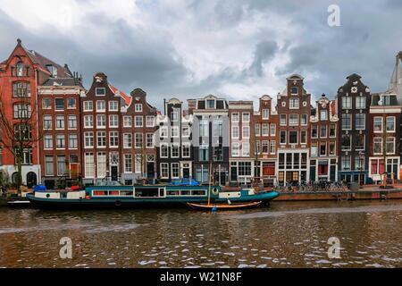 Canal con barche e case storiche, Amsterdam, Olanda Settentrionale, Paesi Bassi Foto Stock