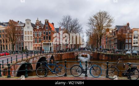 Canali, Keizersgracht e Leidsegracht con ponti, Amsterdam, Olanda Settentrionale, Paesi Bassi Foto Stock