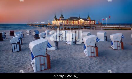 Atmosfera serale con sdraio in spiaggia con pier Ahlbeck, isola di Usedom, Mar Baltico, Meclemburgo-Pomerania, Germania Foto Stock