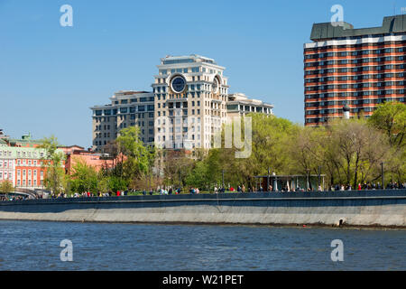 Mosca, Russia - 6 Maggio 2019: vista dell'Hotel President, Copernico complesso residenziale, Parco Museon su un giorno d'estate. Foto Stock