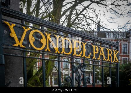 Vondel Park, segno d'oro al cancello di ingresso, Stadtpark, Amsterdam, Nordholland, Paesi Bassi Foto Stock