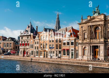 Fiume Spaarne Binnen, storico fila di case, indietro chiesa San Bavokerk, Haarlem, provincia Olanda Settentrionale, Olanda, Paesi Bassi Foto Stock