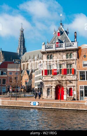 Fiume Spaarne Binnen, case storiche, chiesa di San Bavokerk, Haarlem, provincia Olanda Settentrionale, Olanda, Paesi Bassi, parte posteriore Foto Stock