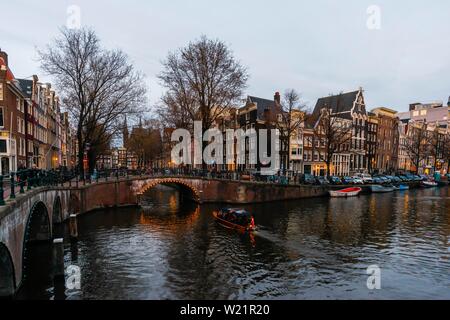 Canal al crepuscolo, Keizersgracht e Leidsegracht ponti e canali di Amsterdam, Olanda Settentrionale, Paesi Bassi Foto Stock