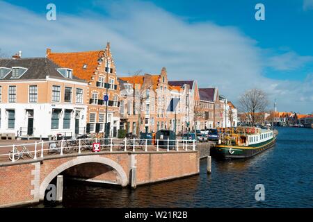 Ponte sul fiume Spaarne Binnen, case storiche, Haarlem, provincia Olanda Settentrionale, Olanda, Paesi Bassi Foto Stock