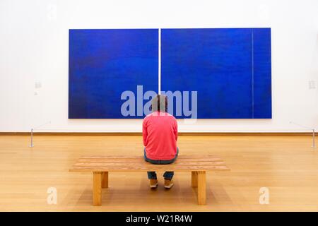 Visitatore guarda alla pittura moderna, spazio espositivo presso il Museo di Arte moderna Stedelijk, Amsterdam, Paesi Bassi Foto Stock