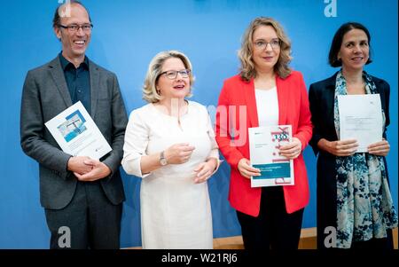 05 luglio 2019, Berlin: Federale Ministro dell' ambiente Svenja Schulze (seconda da sinistra, SPD) presenta tre relazioni sulla possibile la progettazione di un CO2 prezzo al fianco di Uwe Nestle (l-r), Forum Ökologisch-Soziale Marktwirtschaft (FÖS), Claudia Kemfert, Deutsches Institut für Wirtschaftsforschung (DIW) e Katja Rietzler, Institut für Makroökonomie und Konjunkturforschung (IMK), al federale conferenza stampa. Foto: Kay Nietfeld/dpa Foto Stock