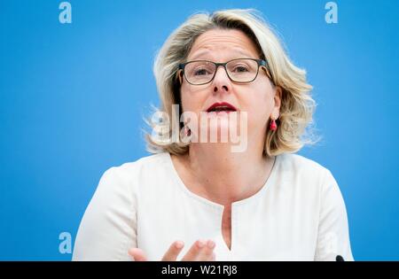 05 luglio 2019, Berlin: Federale Ministro dell' ambiente Svenja Schulze (SPD) presenta tre relazioni sulla possibile la progettazione di un CO2 prezzo a livello federale conferenza stampa. Foto: Kay Nietfeld/dpa Foto Stock