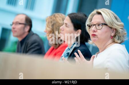 05 luglio 2019, Berlin: Federale Ministro dell' ambiente Svenja Schulze (SPD, r) presenta tre relazioni sulla possibile la progettazione di un CO2 prezzo a livello federale conferenza stampa al fianco di Uwe Nestle (l-r), Forum Ökologisch-Soziale Marktwirtschaft (FÖS), Claudia Kemfert, Deutsches Institut für Wirtschaftsforschung (DIW) e Katja Rietzler, Institut für Makroökonomie und Konjunkturforschung (IMK). Foto: Kay Nietfeld/dpa Foto Stock