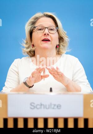 05 luglio 2019, Berlin: Federale Ministro dell' ambiente Svenja Schulze (SPD) presenta tre relazioni sulla possibile la progettazione di un CO2 prezzo a livello federale conferenza stampa. Foto: Kay Nietfeld/dpa Foto Stock