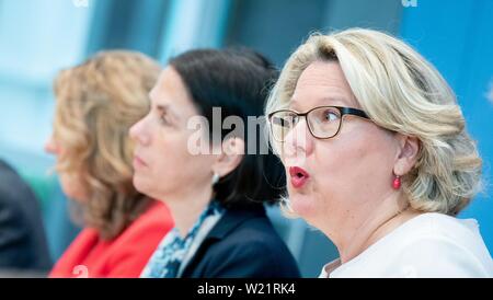 05 luglio 2019, Berlin: Federale Ministro dell' ambiente Svenja Schulze (SPD) presenta tre relazioni sulla possibile la progettazione di un CO2 prezzo a livello federale conferenza stampa al fianco di Claudia Kemfert (l-r), Istituto tedesco per la ricerca economica (DIW) e Katja Rietzler, Istituto per la macroeconomia e la ricerca economica (IMK). Foto: Kay Nietfeld/dpa Foto Stock