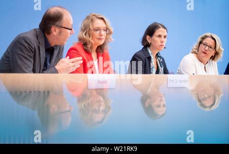 05 luglio 2019, Berlin: Federale Ministro dell' ambiente Svenja Schulze (r, SPD) presenta tre relazioni sulla possibile la progettazione di un CO2 prezzo a livello federale conferenza stampa al fianco di Uwe Nestle (l-r), Forum Ökologisch-Soziale Marktwirtschaft (FÖS), Claudia Kemfert, Deutsches Institut für Wirtschaftsforschung (DIW) e Katja Rietzler, Institut für Makroökonomie und Konjunkturforschung (IMK). Foto: Kay Nietfeld/dpa Foto Stock