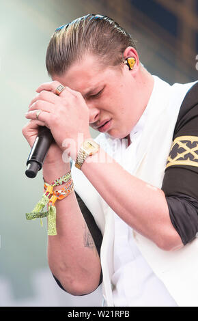 John Newman esegue sull'altra tappa del venerdì di Glastonbury Festival. Foto Stock