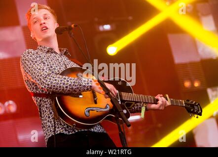 George Esdra con la sua chitarra a suonare dal vivo presso il festival di Glastonbury Foto Stock