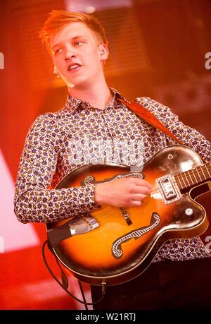 George Esdra con la sua chitarra a suonare dal vivo presso il festival di Glastonbury Foto Stock