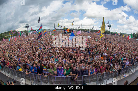 Ventole allietare come rudimentale eseguire sulla fase della piramide il venerdì di Glastonbury Festival. 27 Giugno 2014 Foto Stock