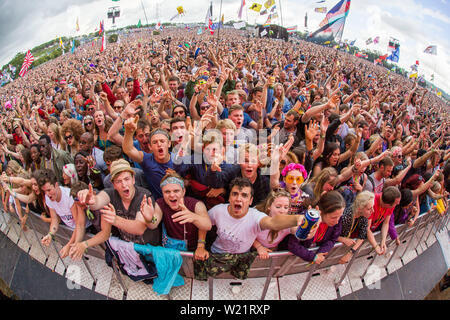 Ventole allietare come rudimentale eseguire sulla fase della piramide il venerdì di Glastonbury Festival. 27 Giugno 2014 Foto Stock