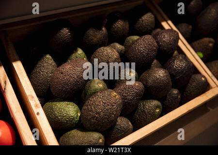 Una inquadratura ravvicinata di un abbondanza di fresco di Avocado sul display a un mercato in stallo. Foto Stock