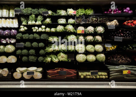 Un ampia vista-shot di un abbondanza di verdure fresche sul display a un mercato in stallo.