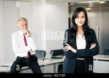 Asian business le donne e il gruppo utilizza il notebook per sale riunioni e business donne sorridendo felice per il lavoro Foto Stock
