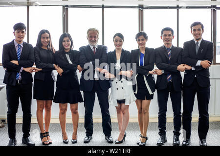 Sorridente happy businessman e imprenditrici per celebrare il successo conseguimento braccio sollevato e mostrare il pollice in alto concetto Foto Stock