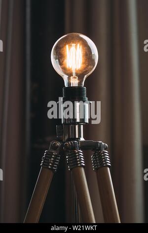 Primo piano di una lampadina ad alta tensione su un treppiede un monolocale Foto Stock