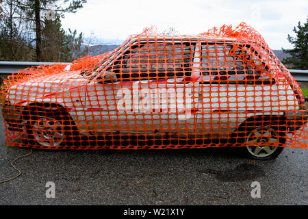 Vecchia auto retrò Ranault 5 parcheggiata con un sentiero in plastica per ragione di sicurezza dopo un crash incidente. Campagna vicino Firenze Toscana Italia Foto Stock