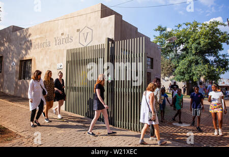 Johannesburg, Sud Africa, 30 Marzo - 2019: le persone camminare verso il cancello di ingresso della città interna progetto di riqualificazione. Foto Stock