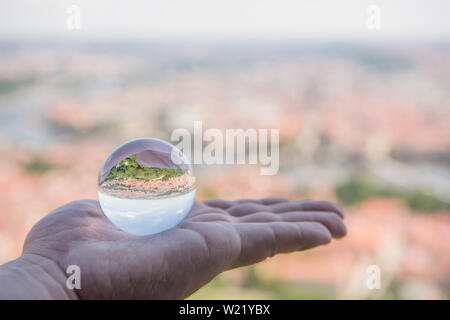 Vista panoramica di Praga attraverso la sfera di vetro. Abstract city view photo. Foto Stock