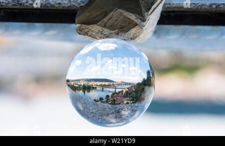 Vista panoramica di Praga attraverso la sfera di vetro. Abstract city view photo. Foto Stock