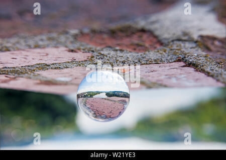 Vista panoramica di Praga attraverso la sfera di vetro. Abstract city view photo. Foto Stock