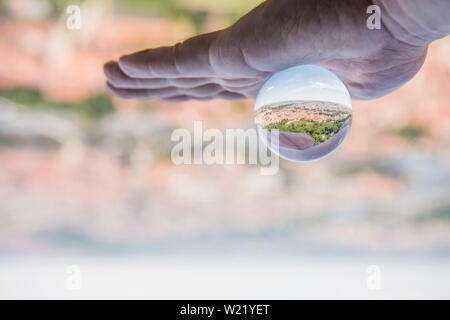 Vista panoramica di Praga attraverso la sfera di vetro. Abstract city view photo. Foto Stock