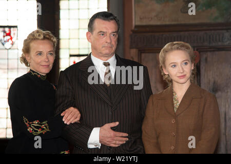 Da sinistra: attrice KATJA RIEMANN nel ruolo di Christel Wolf, attore Thomas SARBACHER nel ruolo di Eduard Wolf, attrice Anna Maria MUEHE, MÃ egli, nel ruolo di Margot Wolf, riprese per le riprese di tre-parte WDR/ARD Degeto Film TV I nostri anni meravigliosi su 03.07.2019 in Solingen, Â | Utilizzo di tutto il mondo Foto Stock