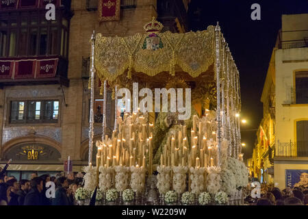 Passo del palio de la Esperanza Macarena, settimana Santa a Siviglia Foto Stock