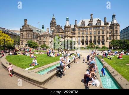 Centro della città di Sheffield Town Hall e un sacco di gente nella pace di giardini centro della città di Sheffield south yorkshire Inghilterra gb uk europa Foto Stock