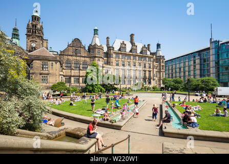 Centro della città di Sheffield Town Hall e un sacco di gente nella pace di giardini centro della città di Sheffield south yorkshire Inghilterra gb uk europa Foto Stock