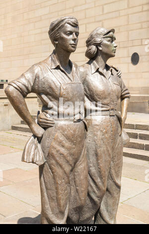 Le donne di acciaio scultura in bronzo statua al di fuori del municipio Barker's Pool, Sheffield South Yorkshire England Regno Unito GB Europa Foto Stock