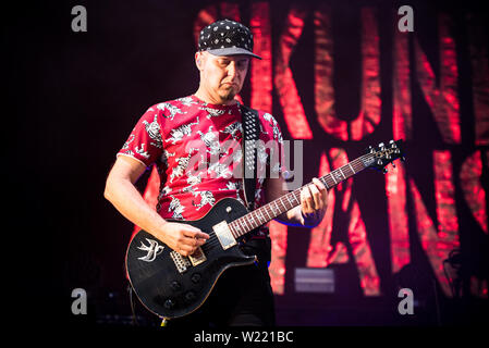 Ace, il chitarrista della band britannica Skunk Anansie, esecuzione dal vivo sul palco per la XXV carriera band anniversario tour a Stupinigi Foto Stock